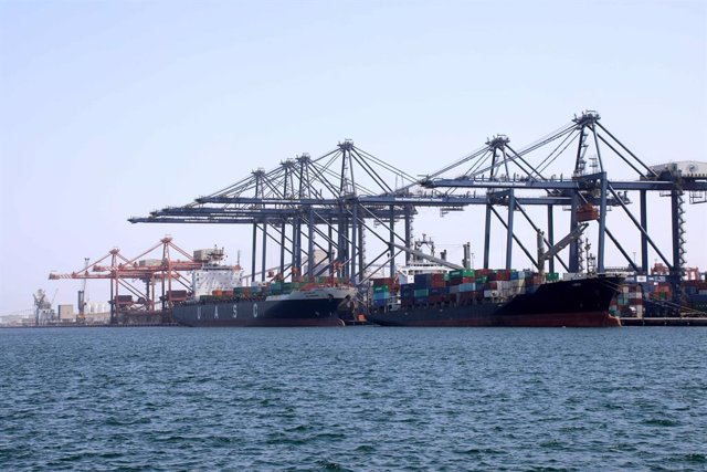 Archivo - Bucs d'United Arab Shipping Company i NYK Line al port de Suhar