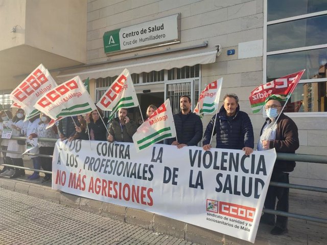 Concentración de protesta de CCOO ante el centro de salud de Cruz de Humilladero en Málaga tras la agresión a un vigilante de seguridad y a un auxiliar administrativo.