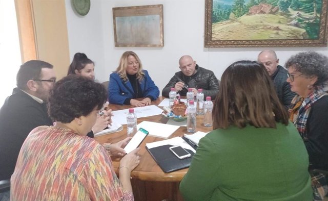 Hidalgo (c), en la reunión con responsables municipales de Villanueva del Arzobispo.