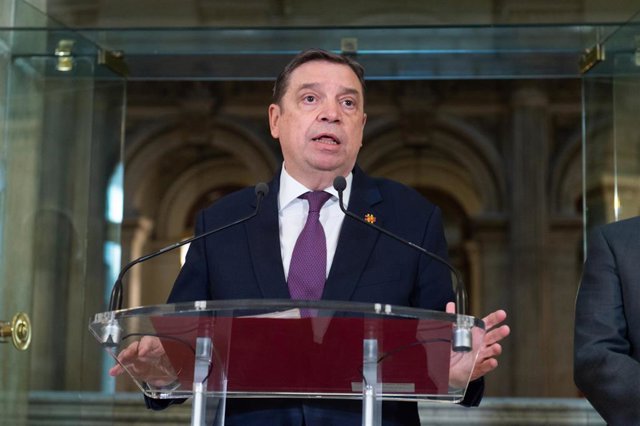 El ministro de Agricultura, Pesca y Alimentación, Luis Planas, ofrece una rueda de prensa tras una reunión con asociaciones de supermercados, en la sede del Ministerio, a 11 de enero de 2024, en Madrid (España). Planas se ha reunido hoy con representantes