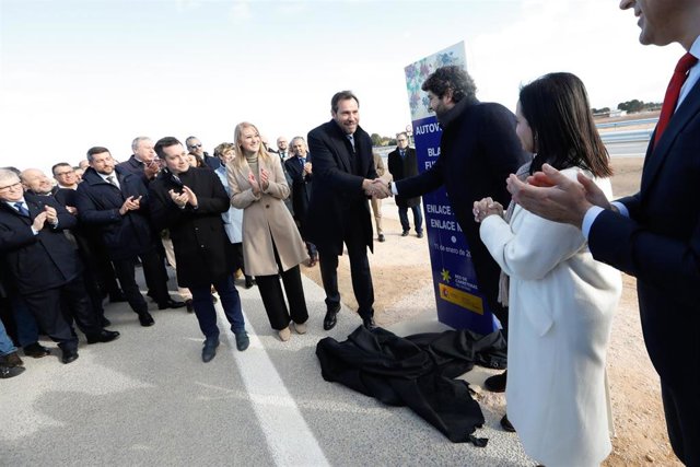 El ministro de Transportes y Movilidad Sostenible, Óscar Puente, y el presidente de la Región de Murcia, Fernando López Miras, se dan la mano durante la inauguración de la finalizacion de las obras del último tramo de la A-33, entre Yecla y Caudete