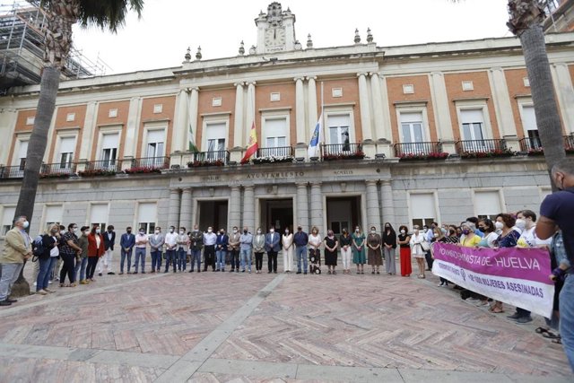 Archivo - Minuto de silencio por la muerte por presunta violencia de género de la reportera gráfica Alicia Rodríguez en el Ayuntamiento de Huelva.