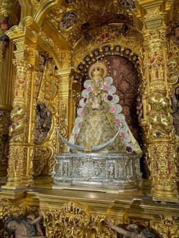 La Virgen del Rocío, entronizada en su camarín.