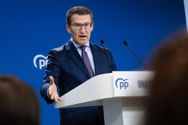 El líder del PP, Alberto Núñez Feijóo, durante una rueda de prensa, en la sede del partido en la calle Génova, a 11 de enero de 2024, en Madrid (España). Durante la comparecencia, Feijóo ha anunciado que realizarán ‘una ofensiva sin cuartel’ contra los ac