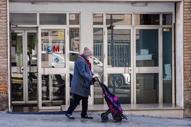 Una mujer con mascarilla en la puerta del centro de salud Martín de Vargas, a 5 de enero de 2024, en Madrid (España). 
