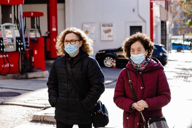 Dos mujeres con mascarilla