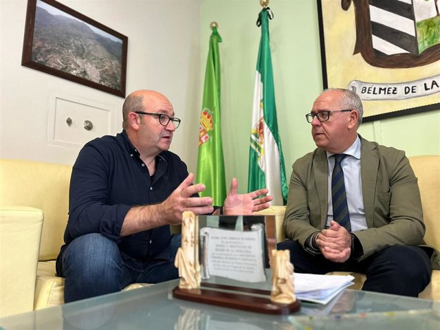 Jesús Estrella (d), con el alcalde de Bélmez de la Moraleda, Pedro Jesús Montávez.