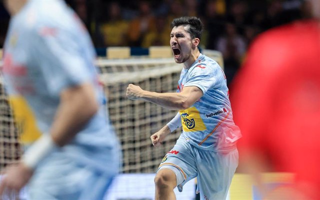 Archivo - Alex Dujshebaev celebra un gol con la selección española en el Europeo de 2022