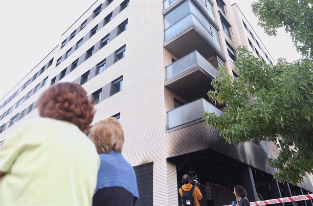 Archivo - Vista de un edificio quemado a causa de la explosión de un local comercial de Alcorcón.