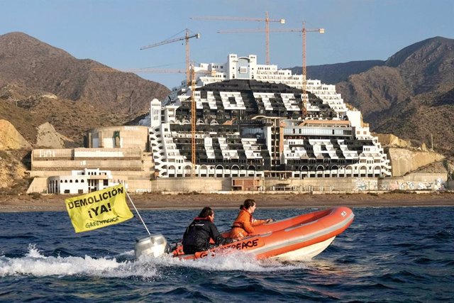 Archivo - Activistas de Greenpeace durante una acción reivindicativa frente a la playa del Algarrobico, en Carboneras (Almería)