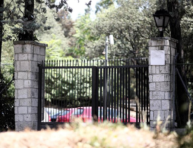 Archivo - Puerta del centro de primera acogida de menores extranjeros no acompañados situado en la zona de Casa de Campo, en Madrid (España).