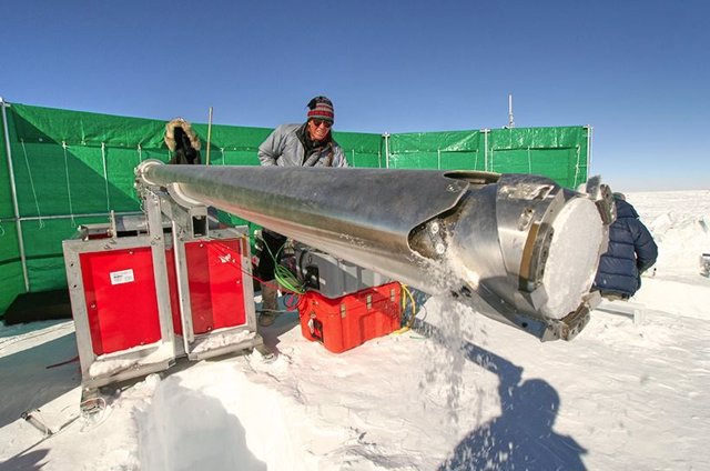 Un perforador de hielo estadounidense que recoge un núcleo utilizado en este estudio como parte del proyecto noruego-estadounidense. Travesía científica de la Antártida Oriental.
