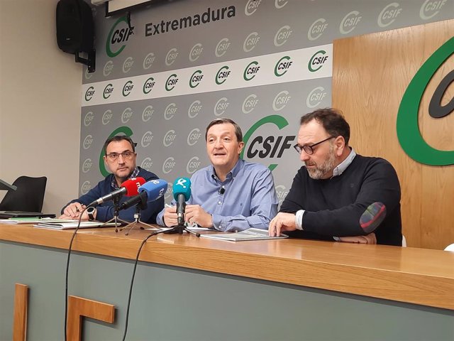 El presidente de CSIF Extremadura, Benito Román, en rueda de prensa junto a los también miembros del sindicato Jesús Solana y Francisco Fernández