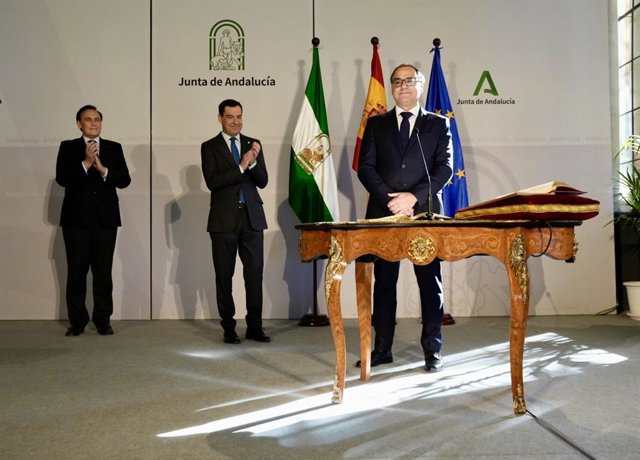 El nuevo rector de la Universidad de Almería, José Céspedes, jura su cargo en presencia del presidente andaluz, Juanma Moreno, y del consejero de Universidad, José Carlos Gómez Villamandos, en San Telmo.
