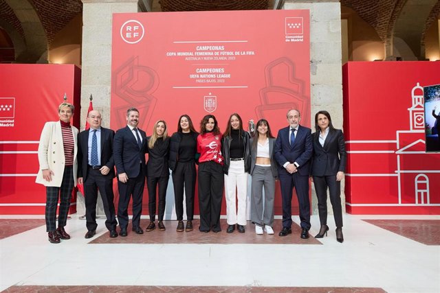 La Real Casa de Correos exhibe los trofeos del Mundial Femenino de Fútbol y de la UEFA Nations League hasta el día 18