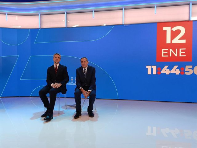 Carlos Franganillo y Francisco Moreno en el plató de Telecinco.