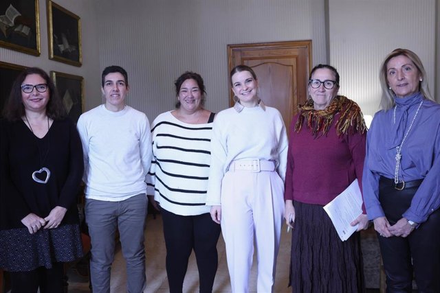 La presidenta del Govern, Marga Prohens, junto a representantes de ELA Baleares y la consellera de Salud, Manuela García.