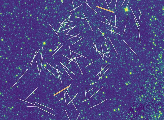 Las líneas blancas superpuestas a esta imagen del brazo de Sagitario de la Vía Láctea muestran la polarización u orientación de la luz. Esto se correlaciona con la orientación de las líneas del campo magnético local.