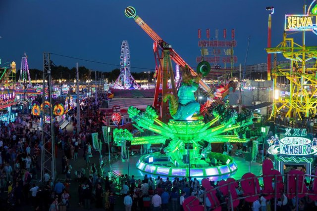 Archivo - Vista general de las atracciones de la Calle de Infierno, 'los cacharritos', en la feria