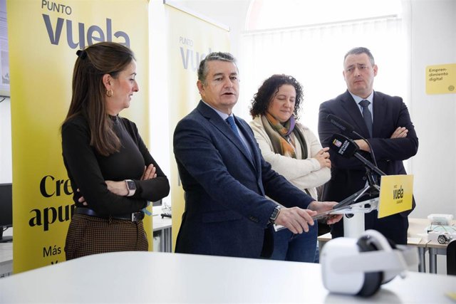 El consejero de la Presidencia, Interior, Diálogo Social y Simplificación Administrativa, Antonio Sanz (2i), junto a la alcaldesa de Balanegra, Nuria Rodríguez (2d), durante la inauguración del Punto Vuela. A 12 de enero de 2024, en Balanegra, Almería, (A
