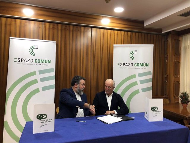 El secretario xeral del Compromiso por Galicia, Juan Carlos Piñeiro, y el fundador de Espazo Común, Pachi Vázquez, en rueda de prensa