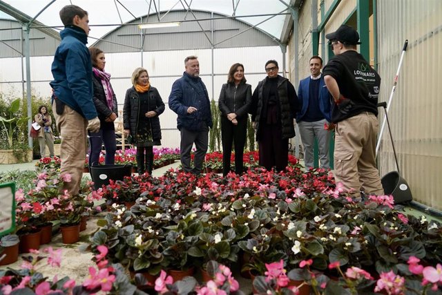La consejera de Empleo, Empresa y Trabajo Autónomo, Rocío Blanco (3d), durante su visita el Centro Especial de Empleo Los Pinares, a12 de enero del 2024 en Torremolinos (Málaga , España)