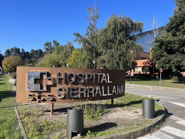 Archivo - Entrada del hospital Sierrallana