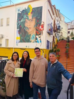Visita al grafiti realizado por Javier Aldarias en el barrio del Almendral.