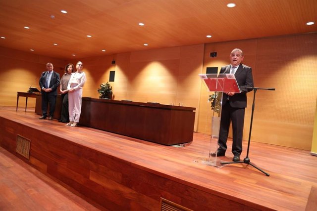 El delegado del Gobierno en Baleares, Alfonso Rodríguez, en la toma de posesión de su cargo, acompañado por el ministro de Industria y Turismo, Jordi Hereu, la presidenta del Congreso, Francina Armengol, y la presidenta del Govern, Marga Prohens.