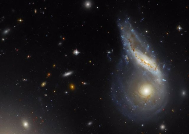 Esta imagen del Telescopio Espacial Hubble de NASA/ESA muestra Arp 122