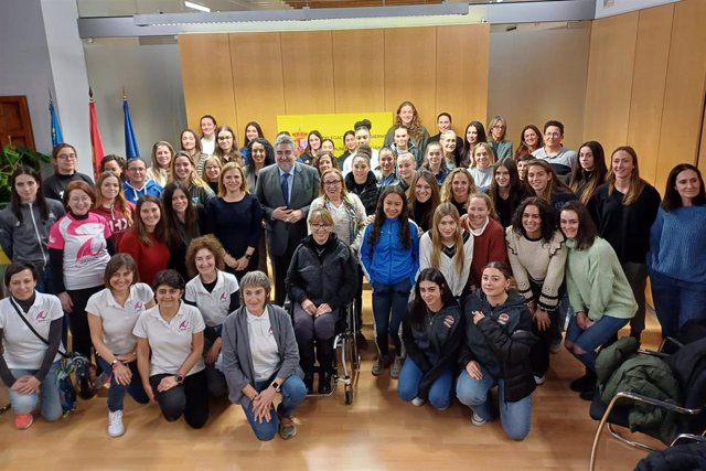 Rodríguez Uribes charla con figuras relevantes del deporte femenino de la Comunitat Valenciana.