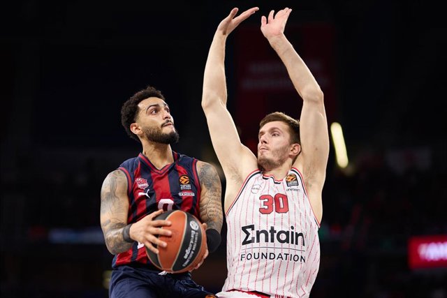 Markus Howard of Baskonia Vitoria-Gasteiz competes for the ball with Filip Petrusev of Olympiacos Piraeus during the 2023-2024 Turkish Airlines EuroLeague Regular Season Round 21 game between Baskonia Vitoria Gasteiz and Olympiacos Piraeus at Fernando Bue