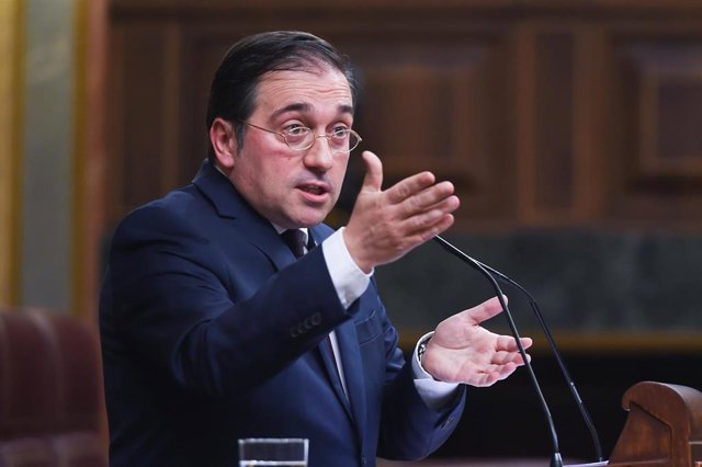 Archivo - El ministro de Asuntos Exteriores, José Manuel Albares, interviene durante una sesión plenaria, en el Congreso de los Diputados.