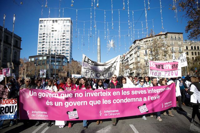 Desenes de persones amb pancartes durant una manifestació d'Infermeres de Catalunya en la seva vaga indefinida, a 13 de gener del 2024, a Barcelona, Catalunya