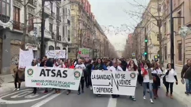 Entre 400 y 500 personas, entre trabajadores del Servicio Andaluz de Salud (SAS) y usuarios del mismo, se han manifestado en Granada en defensa de la sanidad pública, según cálculos de la Agrupación de Trabajadores del Servicio Andaluz de Salud (Atsas).