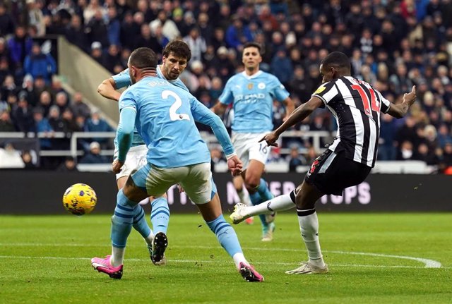 13 January 2024, United Kingdom, Newcastle Upon Tyne: Newcastle United's Alexander Isak scores their side's first goal of the game during the English Premier League soccer match between Newcastle United and Manchester City at St. James' Park Stadium. Phot