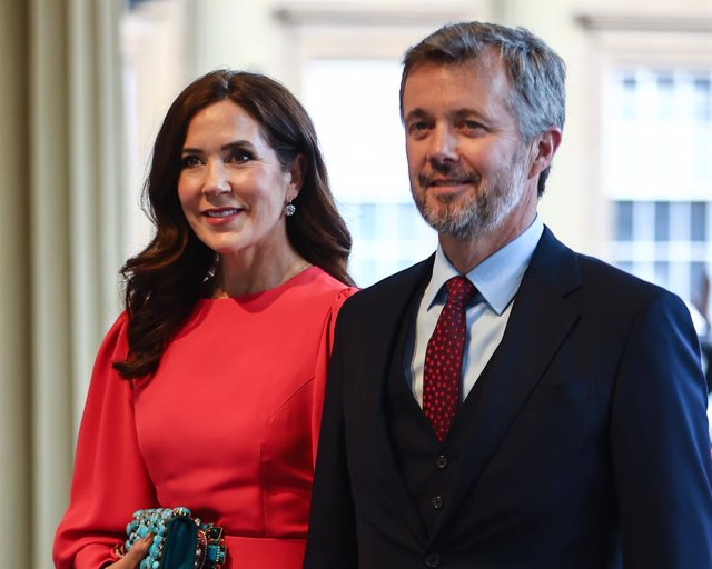 Archivo - El príncep Frederic de Dinamarca i la seva esposa Mary Donaldson durant una recepció al palau de Buckingham