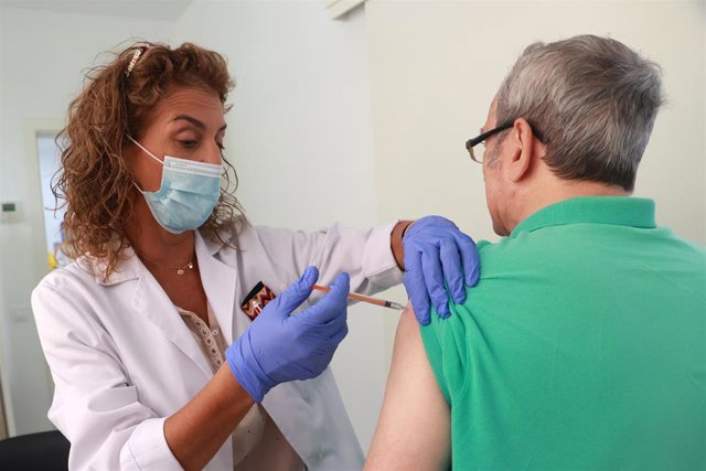 Archivo - Un hombre se vacuna contra la gripe y la covid en un centro de salud de Sevilla, foto de archivo