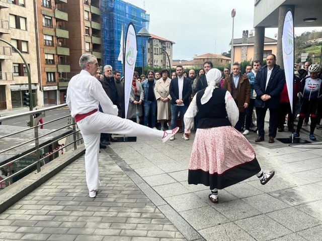 Basauri iza la bandera de la Ciudad Europea del Deporte 2024