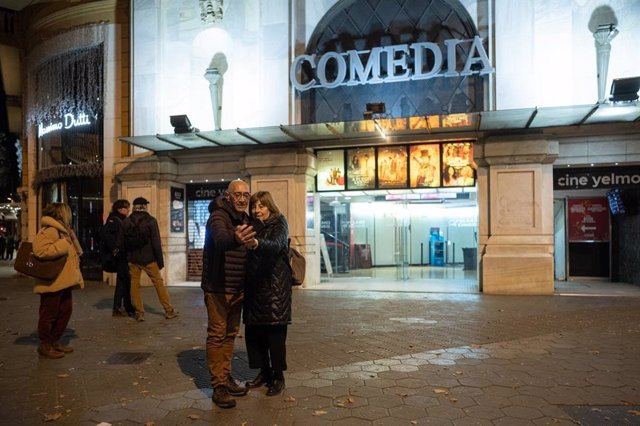 Dues persones es fan un selfie davant el cinema just abans de començar l'última projecció