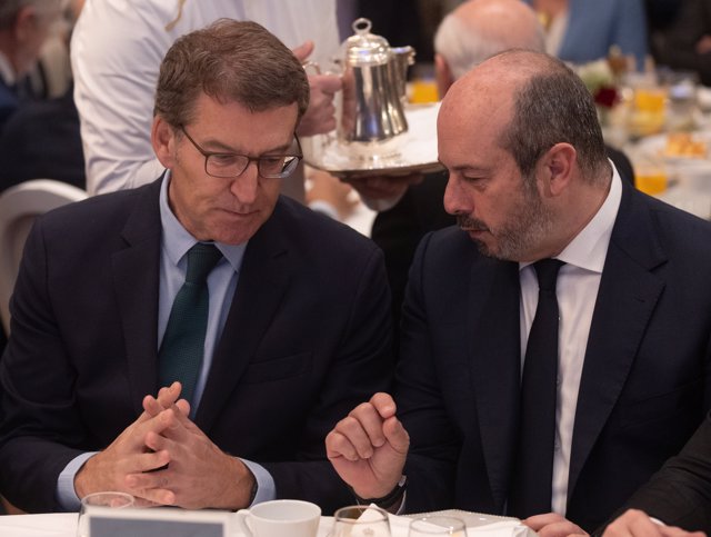 El presidente del Partido Popular, Alberto Núñez Feijóo (i) y el presidente del Senado, Pedro Rollán (d), durante un desayuno informativo del Fórum Europa, en el Hotel Mandarin Oriental Ritz, a 15 de enero de 2024, en Madrid (España).