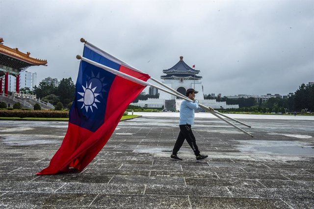 Archivo - Un home amb una bandera de Taiwan