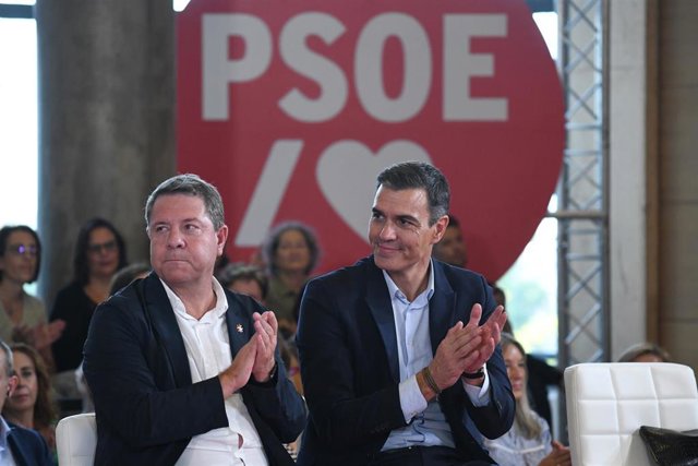 Archivo - El presidente de Castilla-La Mancha y secretario general del PSCM-PSOE, Emiliano García-Page (i), y el secretario general del PSOE y presidente del Gobierno, Pedro Sánchez, en septiembre de 2022, en Toledo.