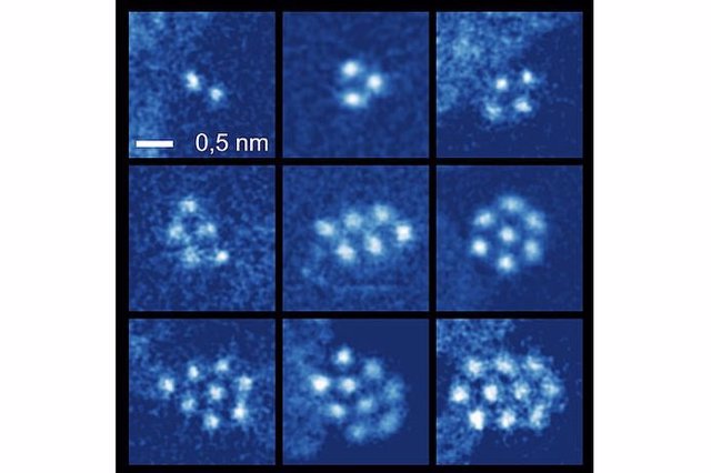 Nanocluster de xenón entre dos capas de grafeno, con tamaños entre dos y diez átomos.
