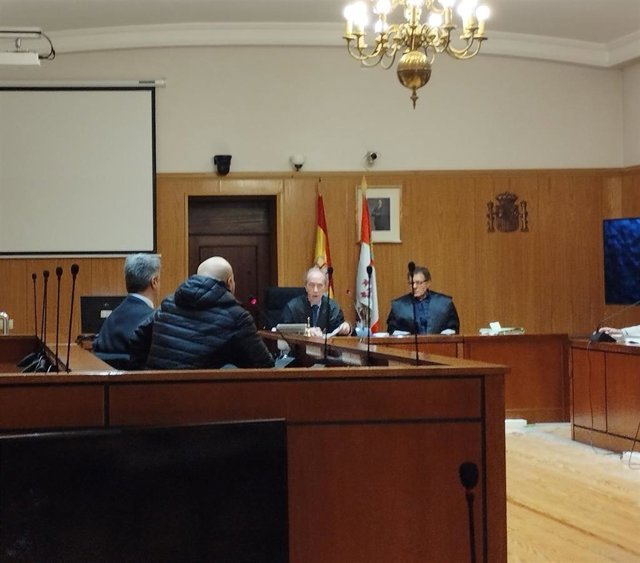 El empresario condenado, de espaldas junto a su abogado, durante la vista de conformidad celebrada este lunes en la Audiencia de Valladolid.
