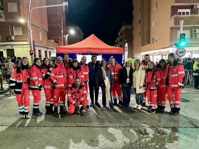 Profesionales del dispositivo sanitario de la 41ª Carrera de San Antón, junto a autoridades.