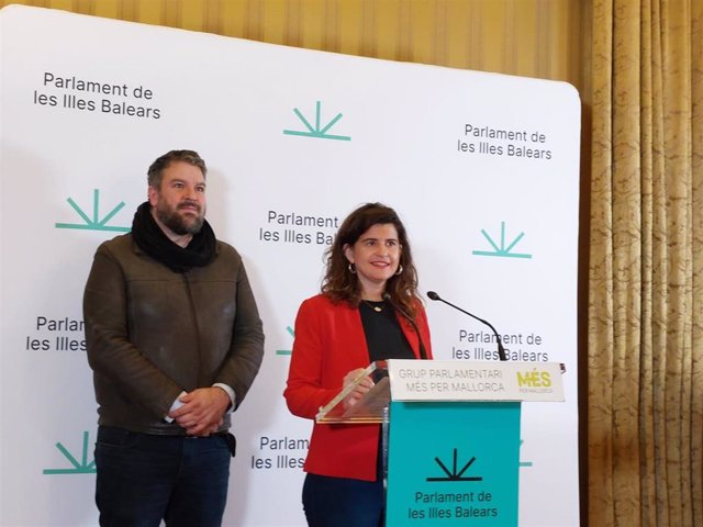 El portavoz de MÉS en el Parlament, Lluis Apesteguia, junto a la diputada Maria Ramon, en rueda de prensa