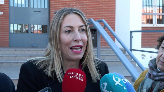 Archivo - La presidenta de la Junta de Extremadura, María Guardiola, atiende a los medios en Cáceres en una foto de archivo