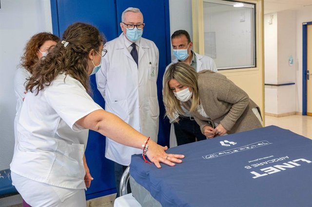 La delegada observa uno de los nuevos colchones antiescaras del Hospital de Jaén.