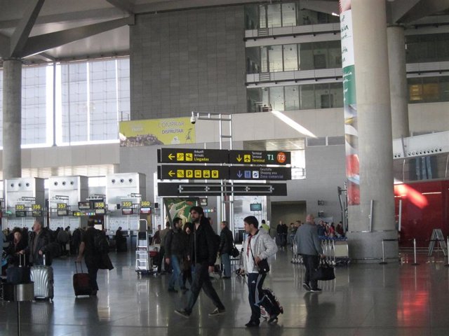 Archivo - Aeropuerto de málaga turismo turistas viajeros vuelos málaga costa del sol